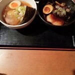 305293634 - ブラックラーメンと白海老ラーメンのハーフセット　１５００円