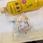 LAWSON - 料理写真:だしおにぎり半分梅と玄米茶