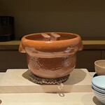 にしの - ご飯は信楽のこちらの土鍋で炊きます。