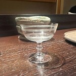 にしの - オールドバカラで飲む日本酒は格別。
