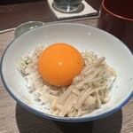 にしの - 具3種乗せ。卵の黄身がまあ弾力あります。