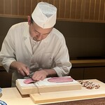 にしの - イサキを捌く西野さん。