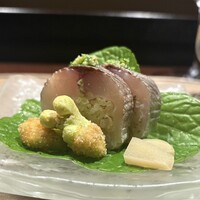 にしの - 鯵の巻き鮨と一寸豆。シャリには大葉と胡麻が合わさり、何も付けずにこのまま食してとても美味しくいただけます。