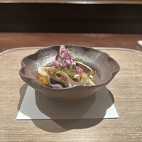 にしの - 能登とり貝の炙り。胡瓜と黄韮の酢味噌和え、酢橘のジュレ、花穂を散らして。美しいし、勿論美味しい夏の贅沢。