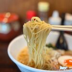 らーめん 詩 - 浅草開花楼製の細ストレート麵