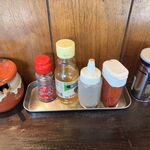 らーめん 詩 - 卓上の調味料など