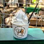 ツンフグ牧場 - いただいた「ジャージー牛乳ソフトクリーム」（600円）も、乳化剤等添加物は一切無しとの事、テロワールをいただきま〜す！(⁠◍⁠•⁠ᴗ⁠•⁠◍⁠)⁠♡