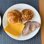 Hilton Guam Resort & Spa Executive Lounge - パン、チーズ、ビーフ