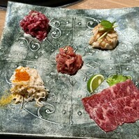 焼肉あきら - ミノの梅ニンニク和え
                    白センマイのからすみ和え
                    味噌ユッケ
                    サガリユッケ
                    ハラミ刺し