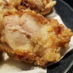 鶏と鉄板焼 宮本 - 唐揚げの中の表情。