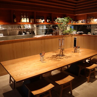 大テーブルでお出迎え