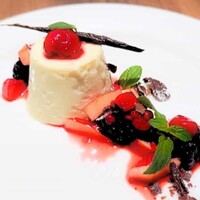 パンナコッタはラズベリーソースで