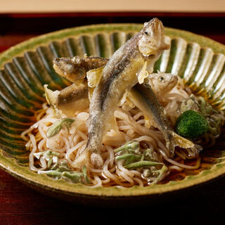 コースの中盤に、さっぱりと口をリセットする蕎麦