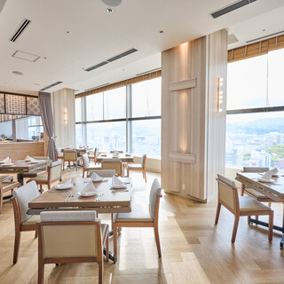 海と山に囲まれた最高の立地に佇むモダンで開放的な空間