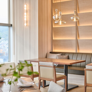 ゆったりとくつろげるソファー席は、景色を眺めながら特別な時間を過ごすのに最適です