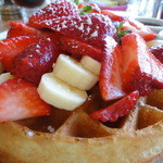 Cafe Kaila - ワッフル(イチゴバナナ乗せ)