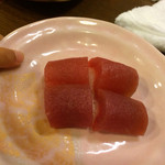 鮨 なか田 - 娘のマグロサビ抜きを半分にカット