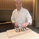 にしの - 鮎の仕上げをする西野さん。