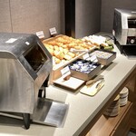 hotel MONday - コンベアトースターに多種類のパン。