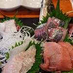 釣りあじ食堂 - 刺盛り（金あじ、いわし、カレイ、鮪）