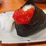 釣りあじ食堂 - すじこおにぎり。こちらは海苔でグルリとガード