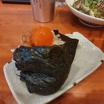 釣りあじ食堂 - 鶏そぼろ卵黄おにぎり。崩落したのを修復しています