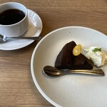 がんこ亀岡 楽々荘 - ほうじ茶ガトーショコラ(ホワイトチョコレートホイップ添え)とコーヒー。