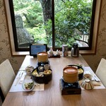 がんこ亀岡 楽々荘 - テーブルセッティング。壁紙の藤の花柄が印象的な個室を用意してもらえ感激です。