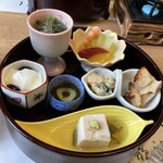 がんこ亀岡 楽々荘 - 7種の惣菜。素朴なおいしさでした。