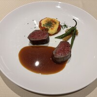 レストラン ロワール フレンチ - 国産牛フィレ肉のポワレと赤パプリカの煮込み オランデーズの軽いエスプーマを 添えて