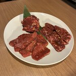 さくら - 上　ハラミスジ　左　本日の赤身　右　ハラミ