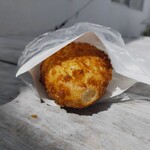 1954 Fukuoka - ちぎれてるとこはスズメさんの餌バイ　手のひらに乗せて食べさせたら食べに来る可愛すぎるスズメさんやで