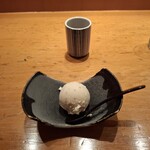 伊豆の旬 やんも - ほうじ茶と、そばのアイスです。