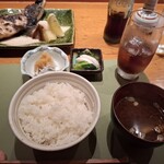 伊豆の旬 やんも - ぶりかま焼、コーラ、お味噌汁、じゃこと醤油味の大根おろし、お新香です。