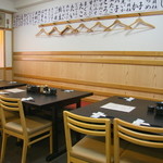 Ikuyoshi - テーブル席の他、カウンター席があります。