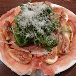 ピッツェリア ファッブリカ 1090 - 生ハムとイチジク、ルッコラのサラダと