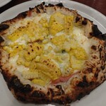 ピッツェリア ファッブリカ 1090 - マイス（とうもろこし、ハム、燻製チーズ、モッツアレラ、バジル）