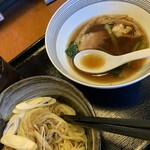 らーめん 一夢庵 - 醤油ラーメンのスープを替玉側に投入して食べます
