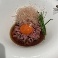 熟成和牛焼肉エイジング・ビーフ 横浜店 - 赤身肉の出汁ユッケ。濃厚な卵黄に芽葱と鮪節(という説明だったと思う)のアクセントが絶妙な逸品！