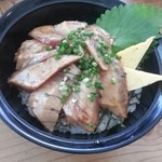 清水港　みなみ  - 鮪漬け炙り丼 880円  こちらもたっぷり
      飽きない程度のボリューム感