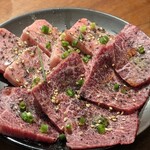 近江牛ホルモン いるもん - 近江牛 左カルビー  右ロース