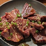 近江牛ホルモン いるもん - 左がツラミ  右がハツの追加