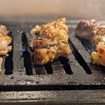 近江牛ホルモン いるもん - 良い感じに焼けてきた