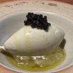 しろ - 初めていただく岩牡蠣のアイスクリーム、レモンの果汁とレモンのジュレが良いハーモニー。暑さを吹き飛ばす冷たいアンティパストに胸キュンです。
