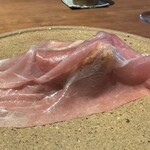 しろ - カリッふわ、穴子の脂とベルケルで極薄に削ったプロシュートがたまりませ〜ん。