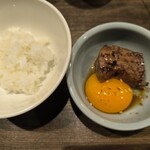 炭火焼肉 久 - シャトーブリアンを卵黄を絡めてライスでいただく