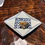 鮨 三心 - 鱧の皮の炙り