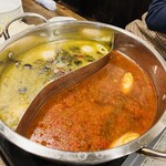 貴州火鍋 - 麻辣と鶏スープのダブル火鍋　見た目よりあっさりだが具材を入れる事に味が変化する