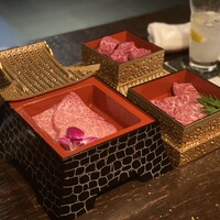 牛牛 西麻布 総本店 - 黄金の城盛り三種