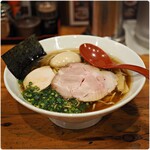 麺や 亀陣 - 丸鶏中華そば醤油 900円 味玉 120円
